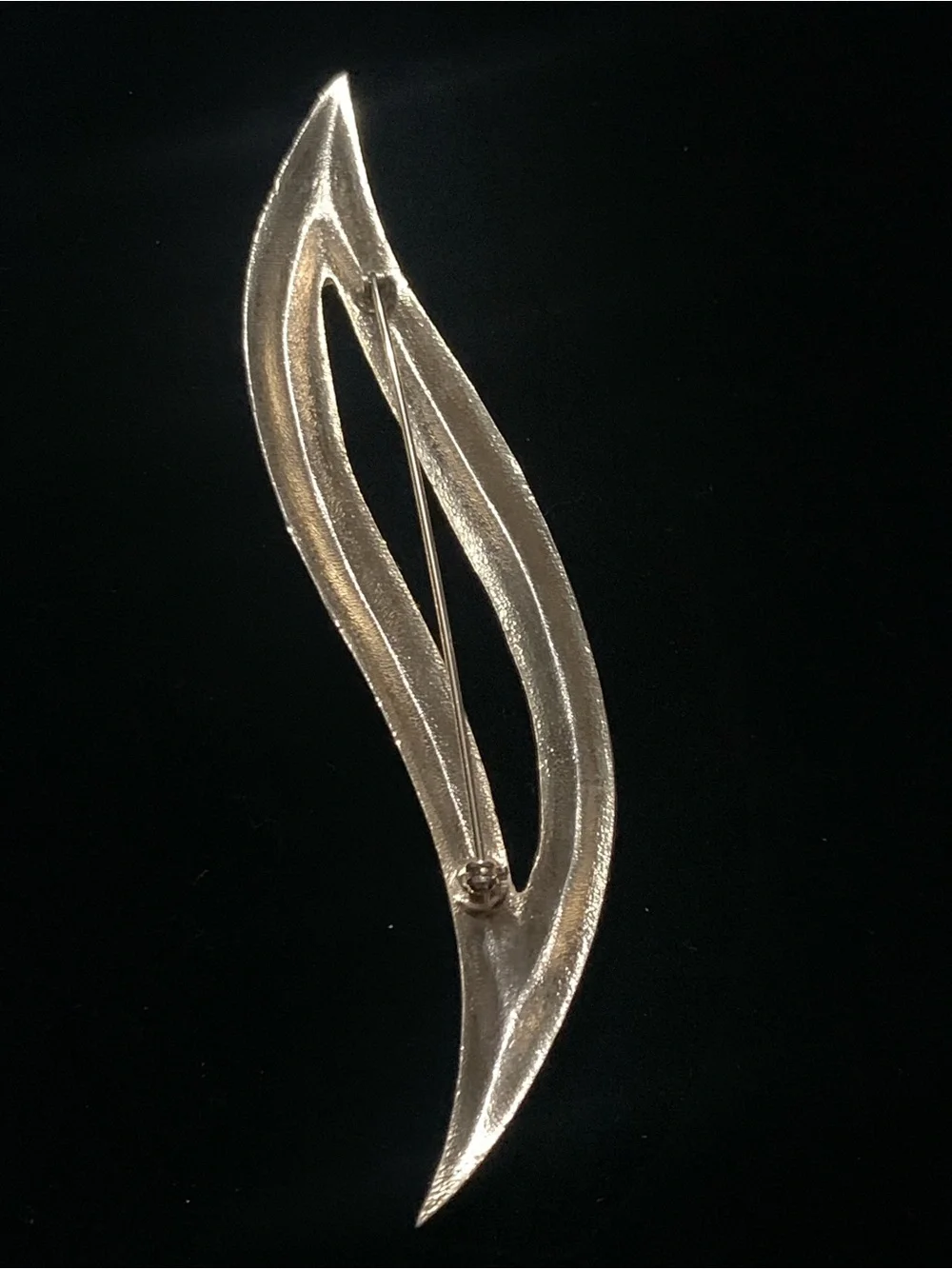 Vintage MCM Crown Trifari Gold-Tone Sculptural Wave Brooch